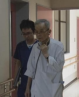 最后站着的医生海报